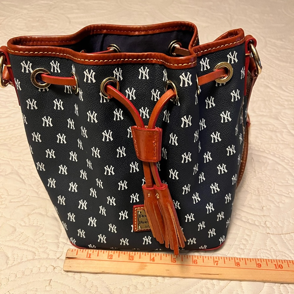 DOONEY & BOURKE YANKEES BUCKET BAG EXCELLENT!
